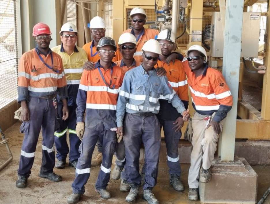 Gekko Senior Process Engineer Pierrie du Preez with the team at Houndé Mine